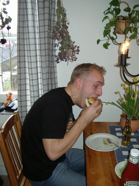Fredrik (BB2) is eating lunch.