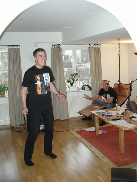 Mattias (BB1) alive and shaking, to Dancing in the Dark.