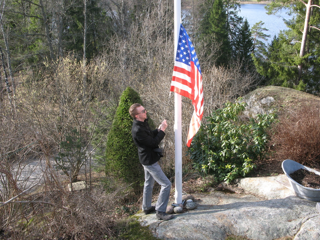 Papphammar is raising the flag